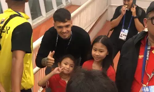 Persija rekrut Shayne Pattynama karena bisa main di berbagai posisi