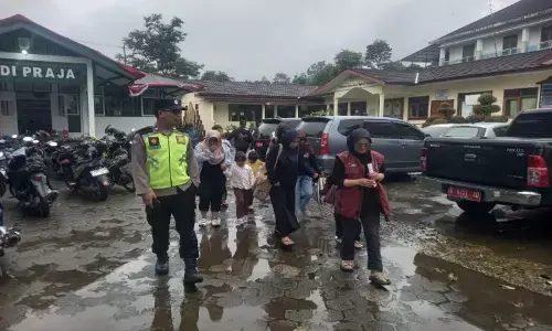 Tim gabungan evakuasi 92 warga terdampak banjir bandang di Pemalang Tim gabungan evakuasi 92 warga terdampak banjir bandang di Pemalang