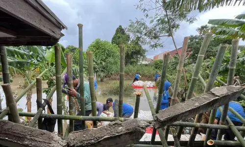 Pemkot Tangerang pasang kisdam di tanggul antisipasi banjir susulan