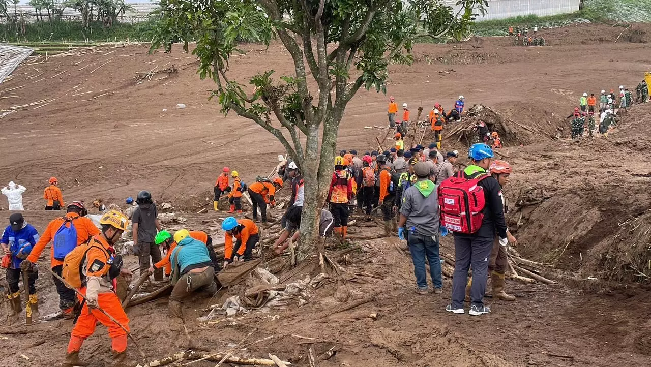 Tim SAR temukan 14 jenazah korban longsor Cisarua, total jadi 25 orang Tim SAR temukan 14 jenazah korban longsor Cisarua, total jadi 25 orang
