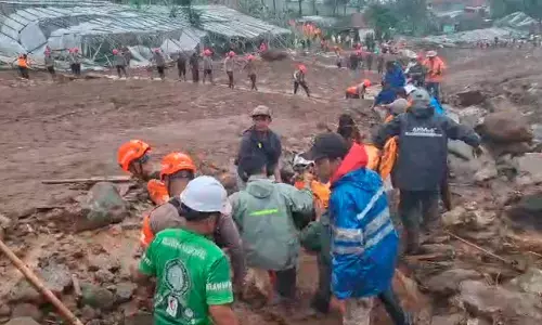Longsor di Cisarua, Basarnas: 80 warga masih dalam pencarian SAR gabungan Longsor di Cisarua, Basarnas: 80 warga masih dalam pencarian SAR gabungan