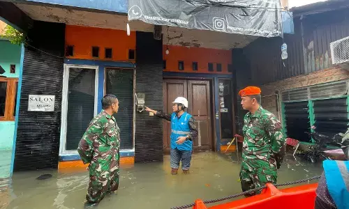 PLN tinjau lokasi banjir Jakarta, warga diimbau waspada bahaya listrik