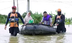 BAZNAS evakuasi warga korban banjir di Karawang dan Kota Tangerang