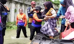 Terjebak banjir, BAZNAS RI berhasil evakuasi ibu hamil yang hendak melahirkan di Karawang