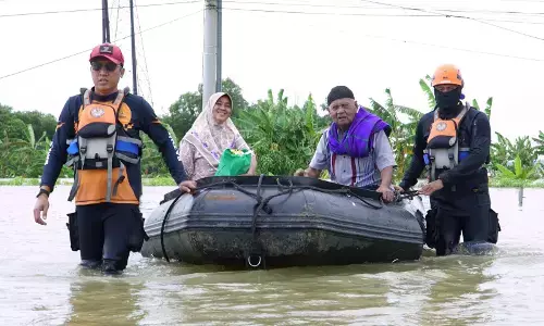 BAZNAS evakuasi warga korban banjir di Karawang dan Kota Tangerang
