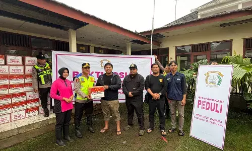 Polres Pemalang salurkan 200 paket bansos untuk korban banjir Pulosari Polres Pemalang salurkan 200 paket bansos untuk korban banjir Pulosari