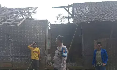 BPBD Garut asesmen rumah warga yang rusak akibat angin kencang BPBD Garut asesmen rumah warga yang rusak akibat angin kencang