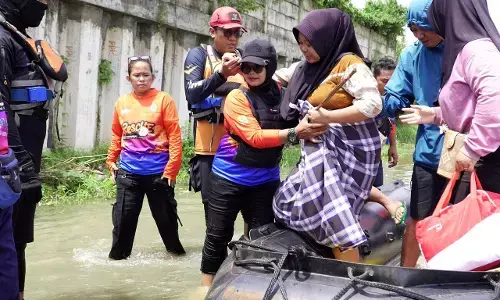 Terjebak banjir, BAZNAS RI berhasil evakuasi ibu hamil yang hendak melahirkan di Karawang