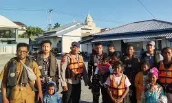 Tim SAR evakuasi 17 penumpang longboat mati mesin di Malra