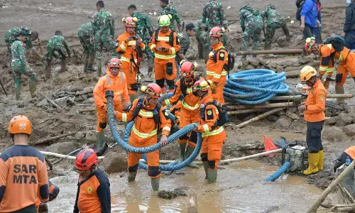 Longsor Cisarua: Korban ditemukan 38 jenazah, 42 orang masih dicari
