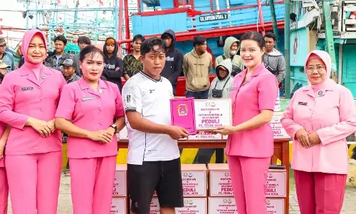 Terdampak cuaca ekstrem, ABK KM Sinar Barokah 52 terima bantuan