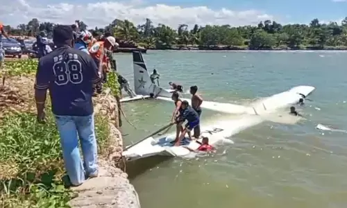 13 penumpang Smart Air selamat usai mendarat darurat di pantai Nabire 13 penumpang Smart Air selamat usai mendarat darurat di pantai Nabire