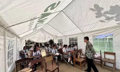 Pelajar di SMAN 1 Tukka belajar di tenda darurat hingga PJJ Pelajar di SMAN 1 Tukka belajar di tenda darurat hingga PJJ