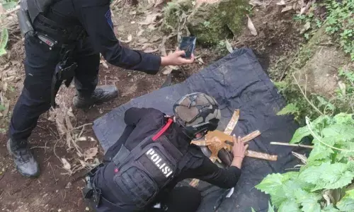 Tim Jibom evakuasi mortir yang ditemukan warga di Garut