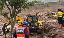 Tim SAR tambah alat berat percepat pencarian 32 korban longsor Cisarua Tim SAR tambah alat berat percepat pencarian 32 korban longsor Cisarua