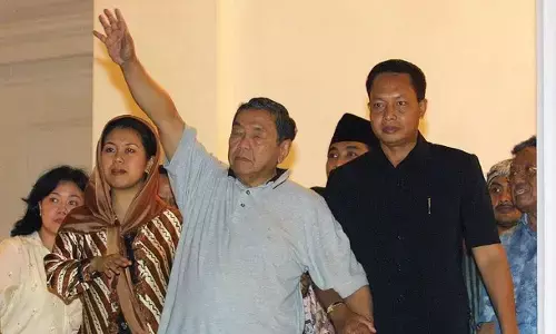 29 Januari 2001: Mahasiswa serbu DPR, desak Gus Dur mundur