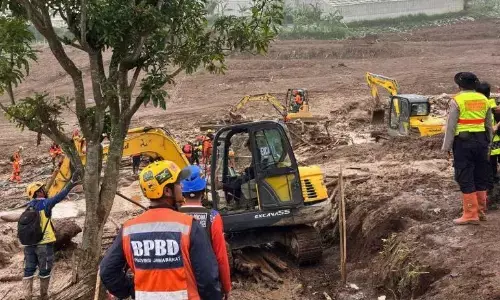 Tim SAR tambah alat berat percepat pencarian 32 korban longsor Cisarua Tim SAR tambah alat berat percepat pencarian 32 korban longsor Cisarua