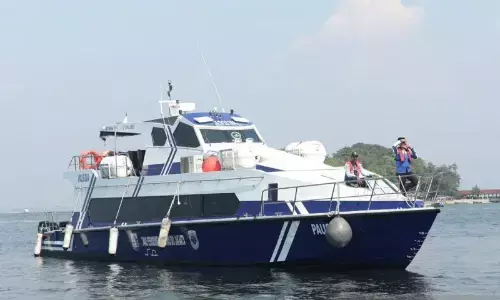 DKI hentikan sementara kapal cepat ke Pulau Seribu karena cuaca buruk DKI hentikan sementara kapal cepat ke Pulau Seribu karena cuaca buruk