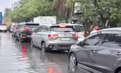 Jalan Daan Mogot Jakbar banjir, lalu lintas lumpuh