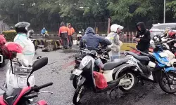 Puluhan motor mogok akibat terobos banjir di Jalan DI Panjaitan Jaktim