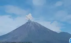 Gunung Semeru erupsi dengan tinggi letusan 700 meter di atas puncak