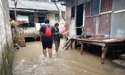 Balita dievakuasi dan dua KK mengungsi akibat banjir di Cipinang