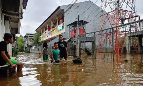 17 RT di Jaktim dan Jakbar terendam banjir dengan ketinggian 1,5 meter