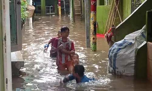 Banjir 135 cm rendam Kebon Pala, warga bertahan di lantai dua