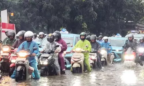 Banjir 50 cm rendam Jalan DI Panjaitan Jatinegara Jaktim