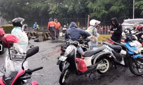 Puluhan motor mogok akibat terobos banjir di Jalan DI Panjaitan Jaktim