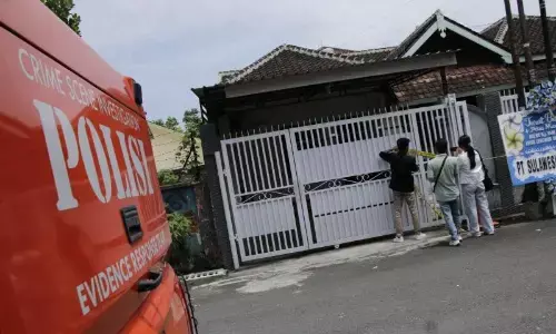 Polda bawa barang bukti kasus pembunuhan ibu kandung dari rumah pelaku Polda bawa barang bukti kasus pembunuhan ibu kandung dari rumah pelaku