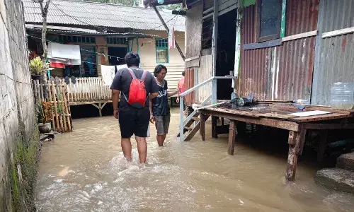 Balita dievakuasi dan dua KK mengungsi akibat banjir di Cipinang Balita dievakuasi dan dua KK mengungsi akibat banjir di Cipinang