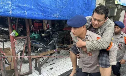 Polda Metro Jaya evakuasi warga terdampak banjir di Jakarta Barat