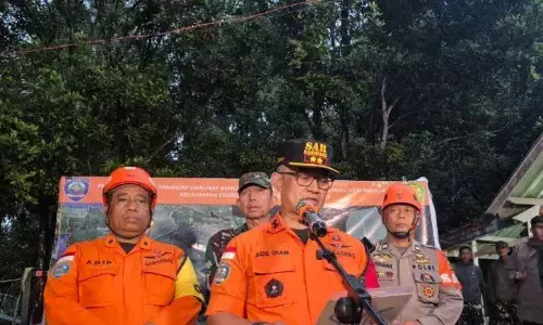 Tim SAR gabungan evakuasi dua jenazah korban longsor Cisarua hari ini Tim SAR gabungan evakuasi dua jenazah korban longsor Cisarua hari ini