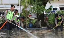 Pascabanjir, Polres Kudus gelar aksi bersihkan sekolah Pascabanjir, Polres Kudus gelar aksi bersihkan sekolah