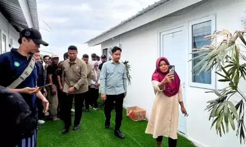 Wapres sapa penyintas banjir dari pintu ke pintu huntara Aceh Tamiang