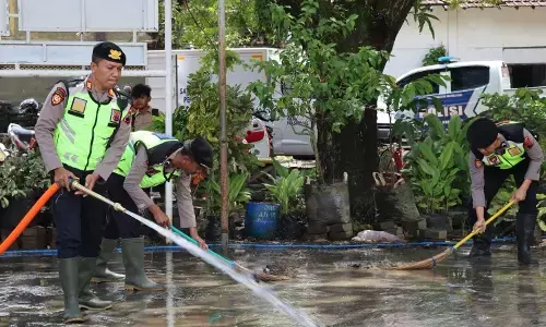 Pascabanjir, Polres Kudus gelar aksi bersihkan sekolah