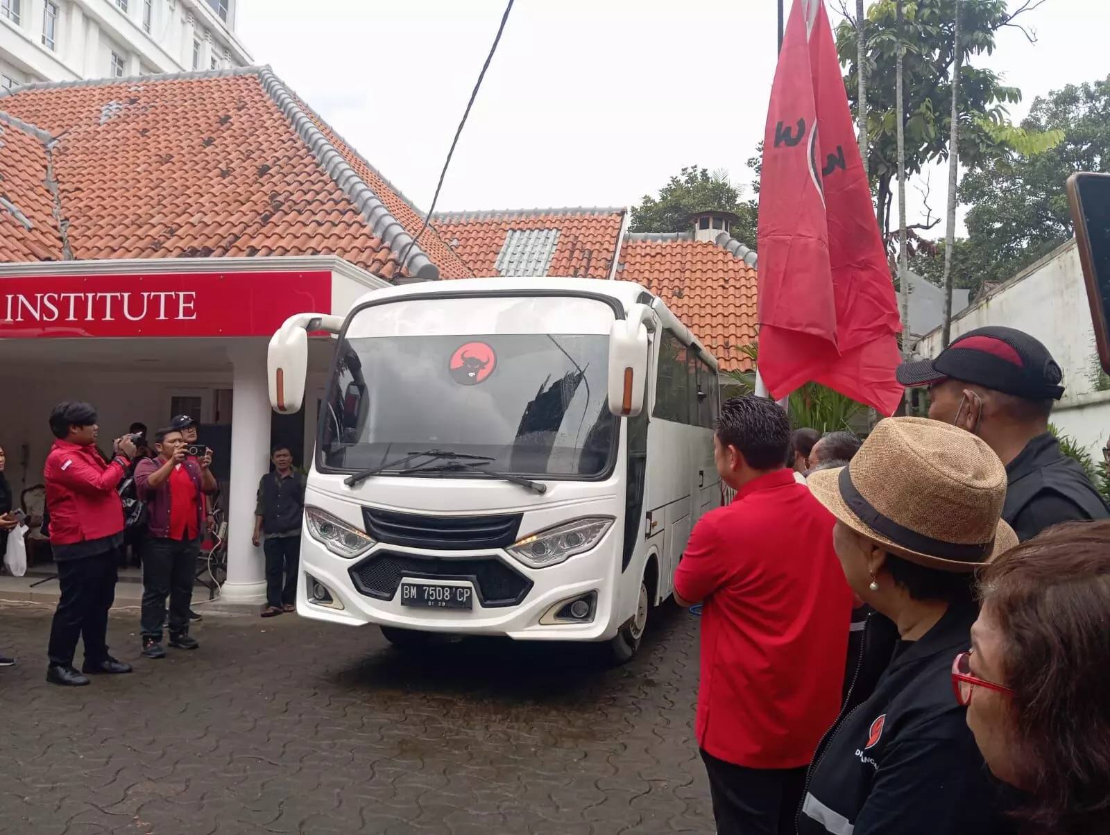PDIP Kirim Bus Klinik & Truk Laundry ke Jabar PDIP Kirim Bus Klinik & Truk Laundry ke Jabar