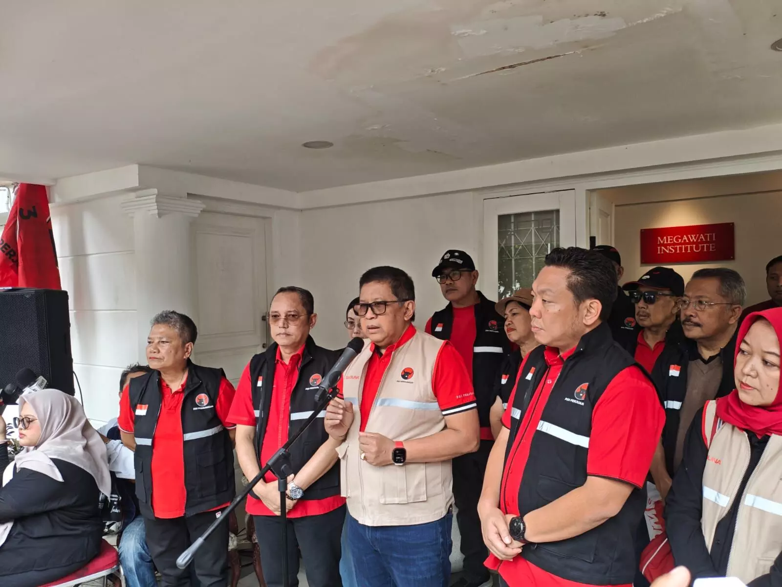 PDIP Kirim Bus Klinik & Truk Laundry ke Jabar PDIP Kirim Bus Klinik & Truk Laundry ke Jabar