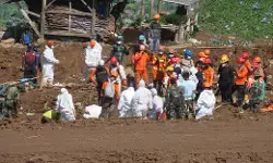 Hari ke 8 Tim SAR Gabungan lanjutkan pencarian 20 Jiwa yang belum ditemukan Hari ke 8 Tim SAR Gabungan lanjutkan pencarian 20 Jiwa yang belum ditemukan