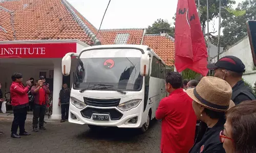 PDIP Kirim Bus Klinik & Truk Laundry ke Jabar