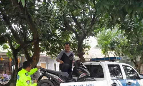 Jalan berlubang di Karawang jadi penyebab kecelakaan