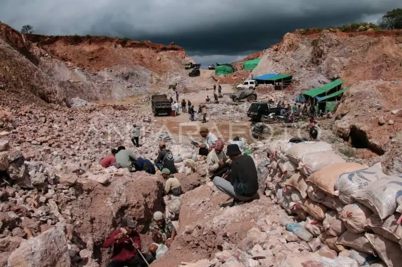 Di persimpangan tambang rakyat Di persimpangan tambang rakyat