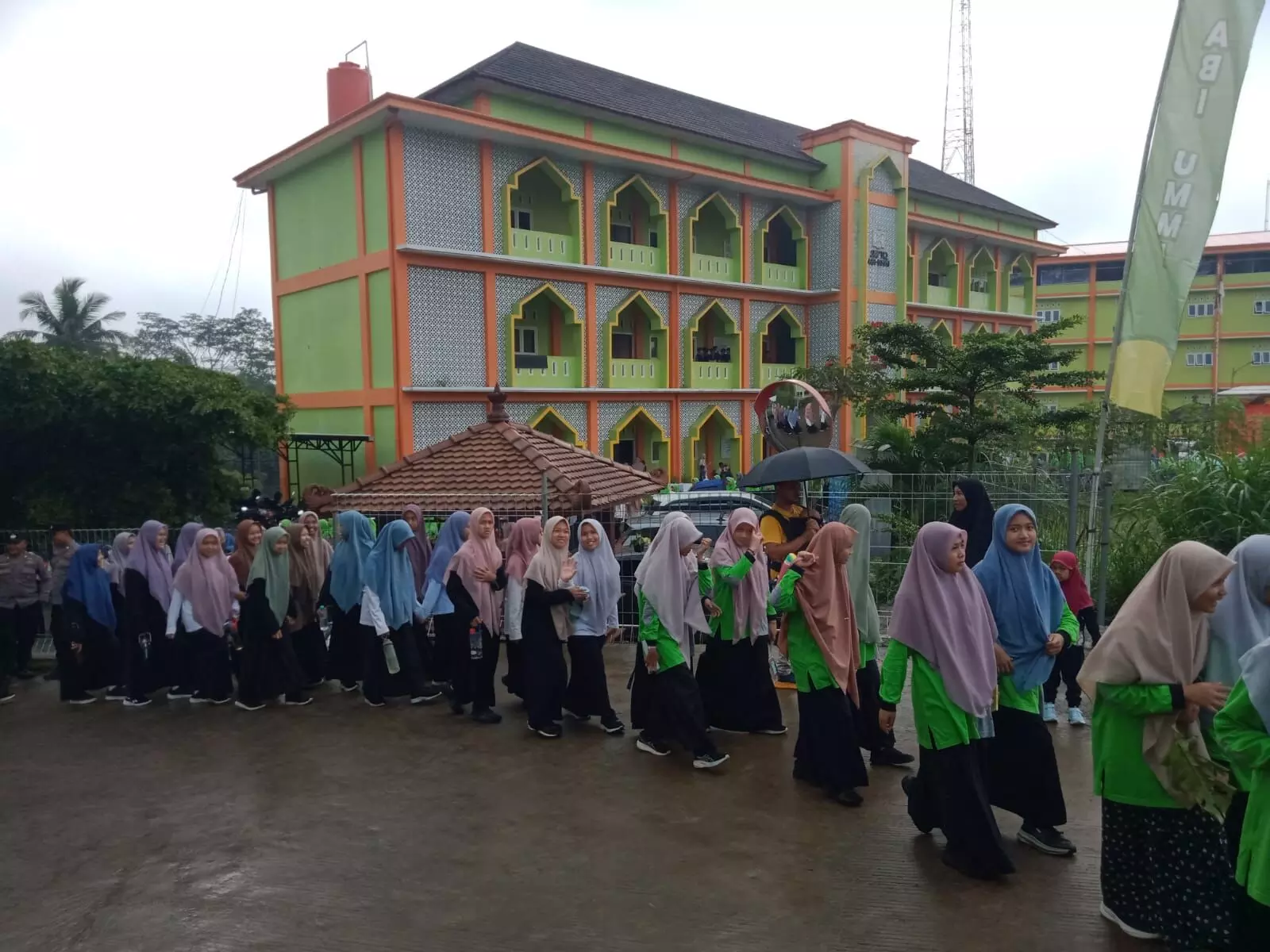 Pererat kebersamaan, santri Ponpes Abi Umi dan masyarakat ikuti jalan sehat