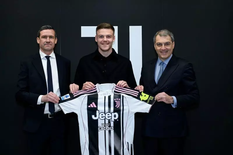 Juventus resmi umumkan kedatangan bek Swedia Emil Holm dari Bologna