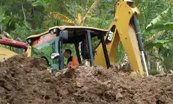 2 Februari 2022: Jalan Kabupaten di Sukabumi tertutup longsor 2 Februari 2022: Jalan Kabupaten di Sukabumi tertutup longsor