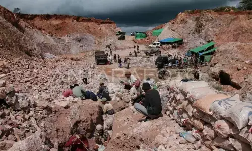 Di persimpangan tambang rakyat