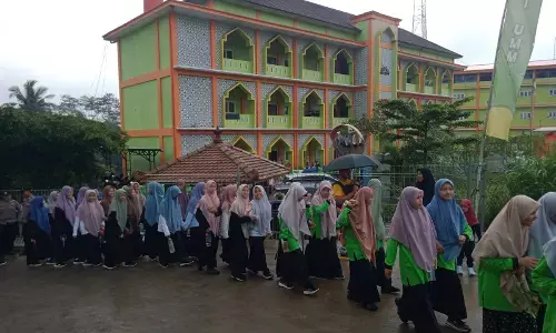 Pererat kebersamaan, santri Ponpes Abi Umi dan masyarakat ikuti jalan sehat