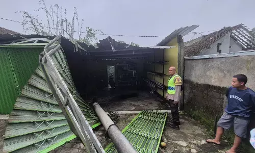 Angin puting beliung terjang Pabelan, 5 rumah warga rusak