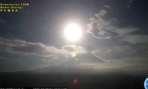 Gunung Semeru kembali erupsi dengan letusan setinggi 700 meter Gunung Semeru kembali erupsi dengan letusan setinggi 700 meter